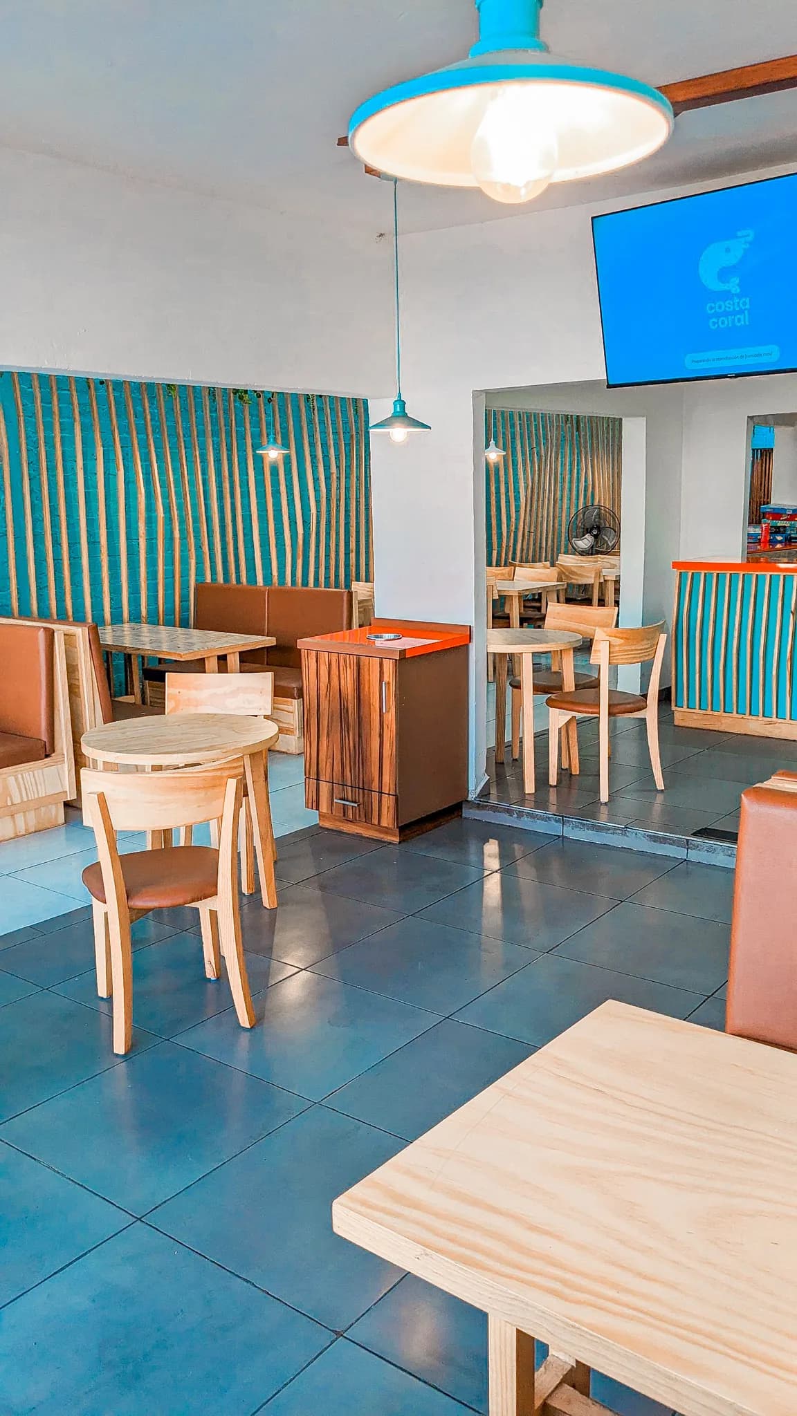 Interior del restaurante Costa Coral en operación real